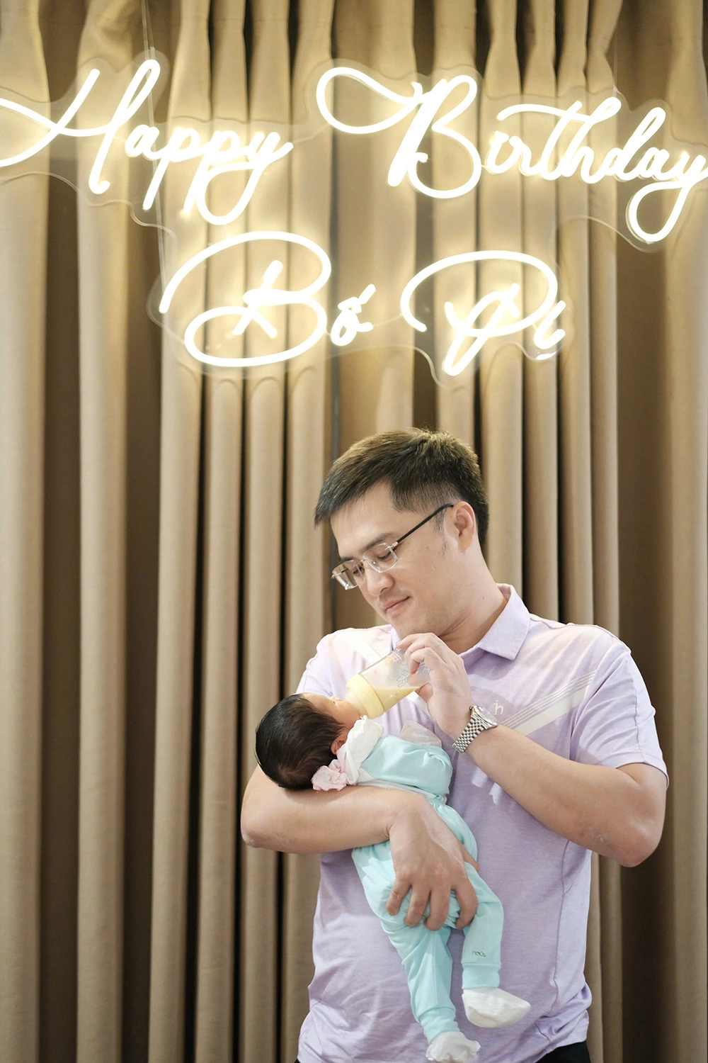 Con trai Ngọc Hân xem bố xuất hiện trên thời sự, chưa tròn tuổi đã được đoán kế nghiệp làm việc trong ngành ngoại giao - 4