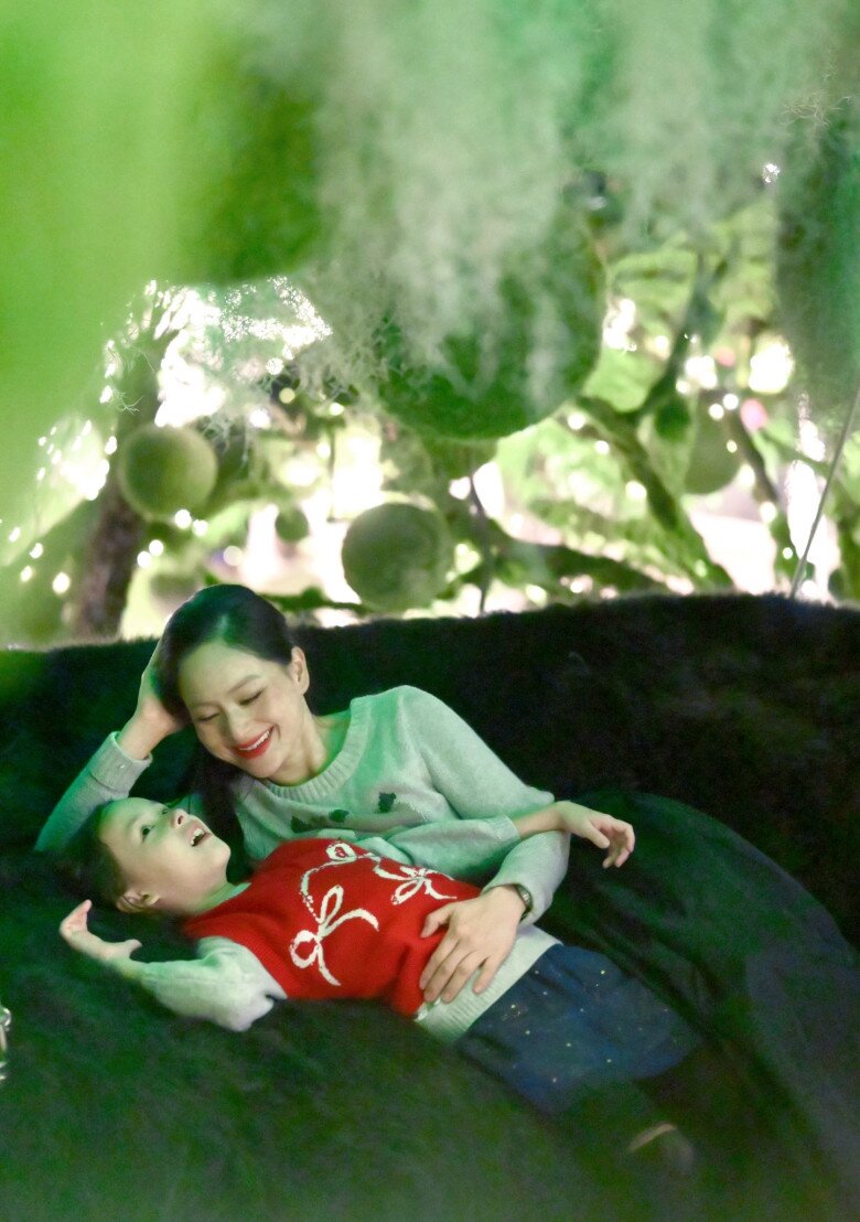Lan Phương và chồng Tây cũ cùng dành thời gian cho 2 con gái hậu ly hôn, Lina - Mia đón Giáng sinh ở 2 nhà - 2