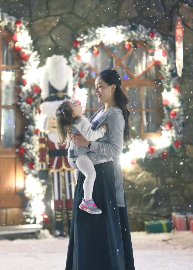 Lan Phương và chồng Tây cũ cùng dành thời gian cho 2 con gái hậu ly hôn, Lina - Mia đón Giáng sinh ở 2 nhà - 3