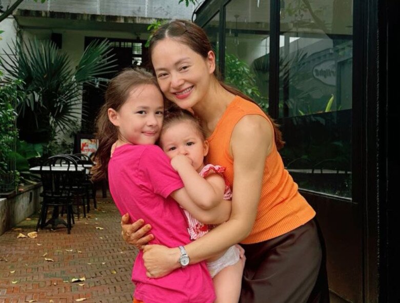 Lan Phương và chồng Tây cũ cùng dành thời gian cho 2 con gái hậu ly hôn, Lina - Mia đón Giáng sinh ở 2 nhà - 7