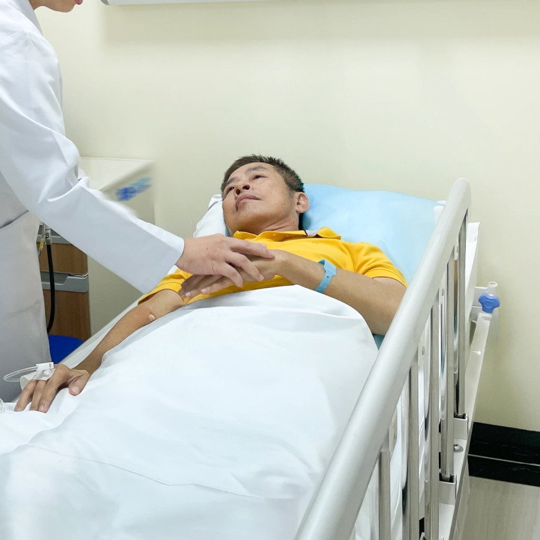 Nghệ sĩ Tấn Beo dự đám cưới của con trai sau đột quỵ, bật khóc khi được người thân dìu từng bước - 6