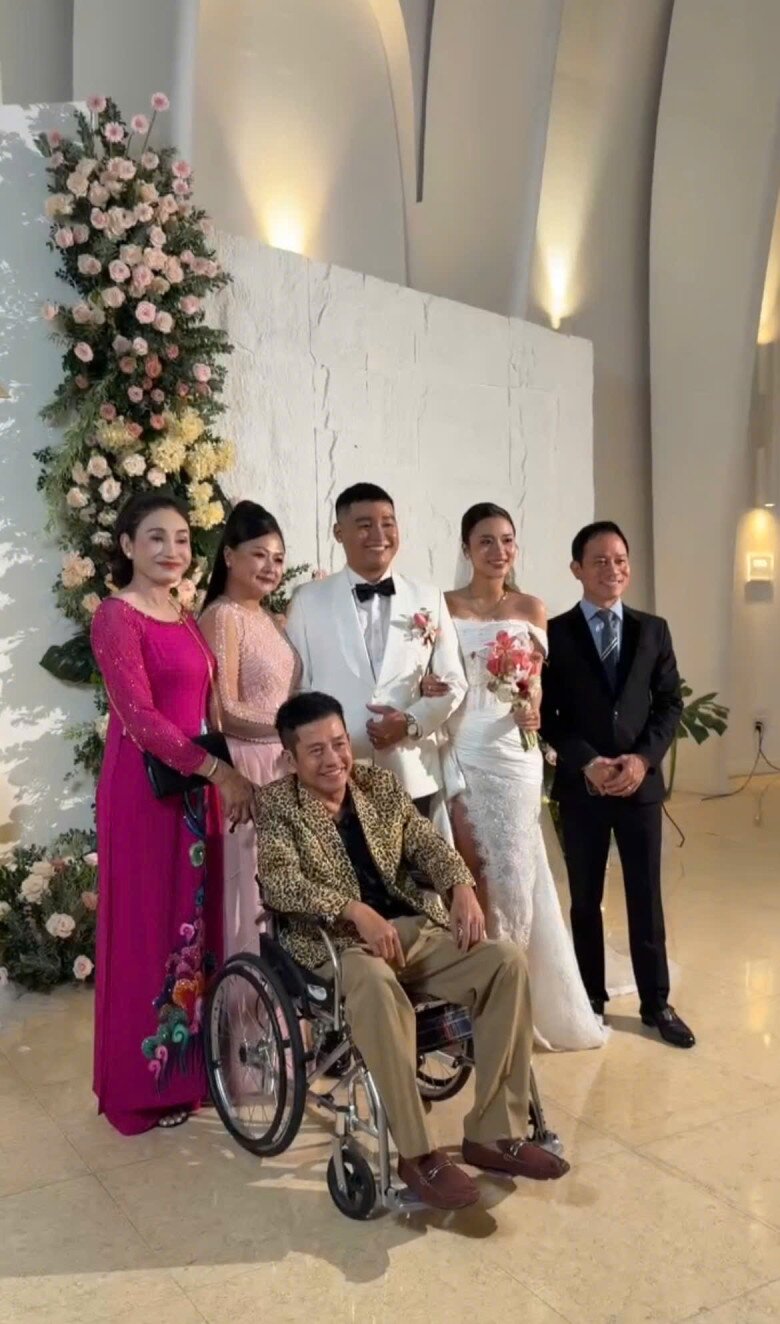 Nghệ sĩ Tấn Beo dự đám cưới của con trai sau đột quỵ, bật khóc khi được người thân dìu từng bước - 2