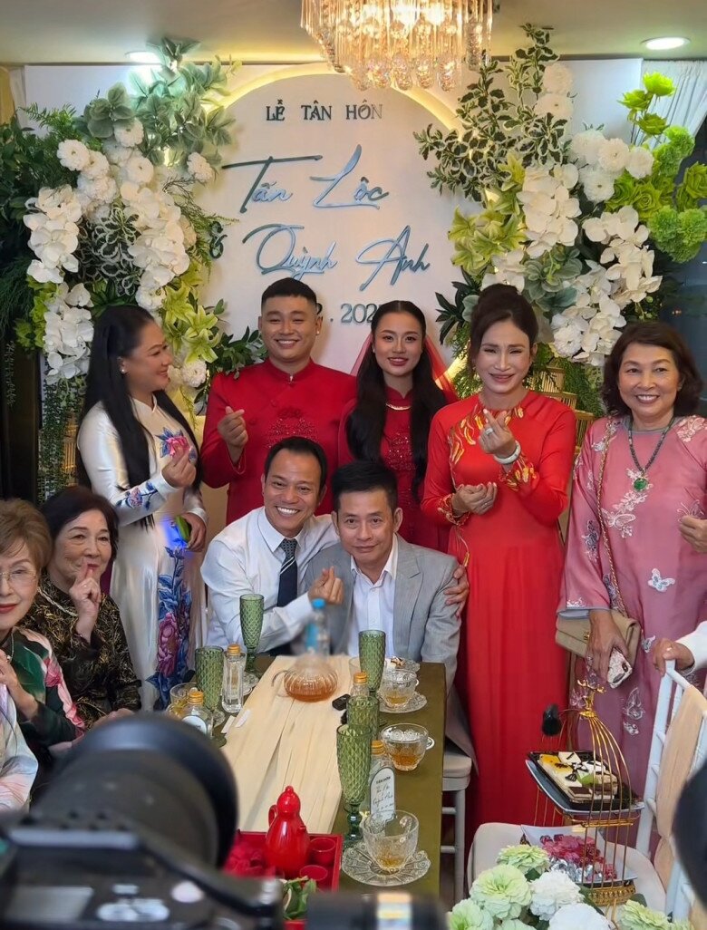 Nghệ sĩ Tấn Beo dự đám cưới của con trai sau đột quỵ, bật khóc khi được người thân dìu từng bước - 5
