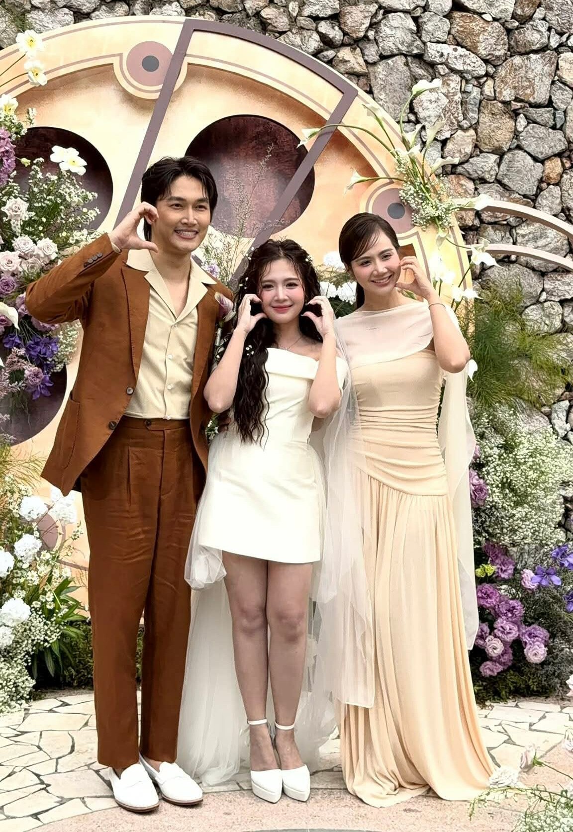 Ngọc Huyền nghẹn ngào trong lễ cưới với Đình Tú: "Anh nói 10 lần cãi nhau, anh sẽ xin lỗi trước 8 lần" - 8