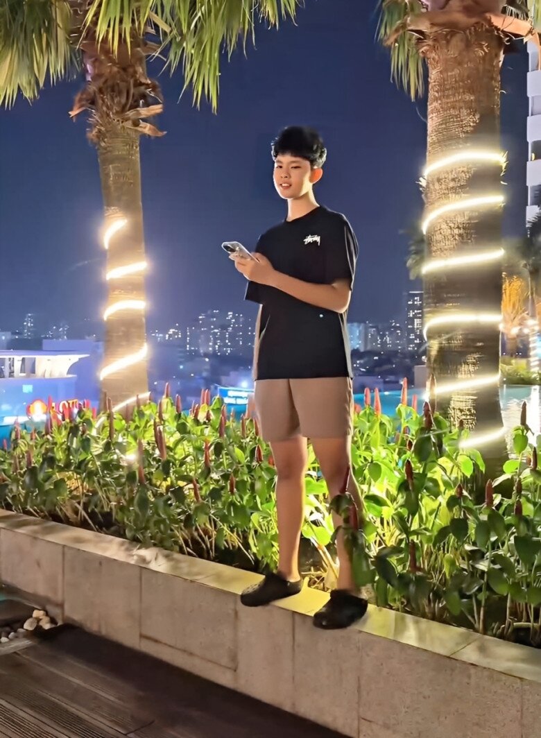 Nhận không ra con trai Trương Quỳnh Anh trong clip xuất hiện cùng mẹ: 13 tuổi cao 1m8, "lột xác" nhờ giảm cân - 2