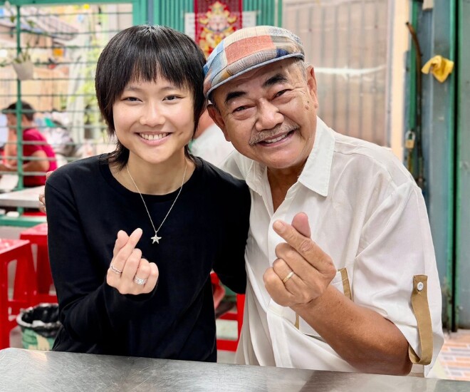 Con gái kín tiếng của NSND Việt Anh về nước thăm bố, lần đầu được gặp mặt mẹ kế trẻ tuổi - 1