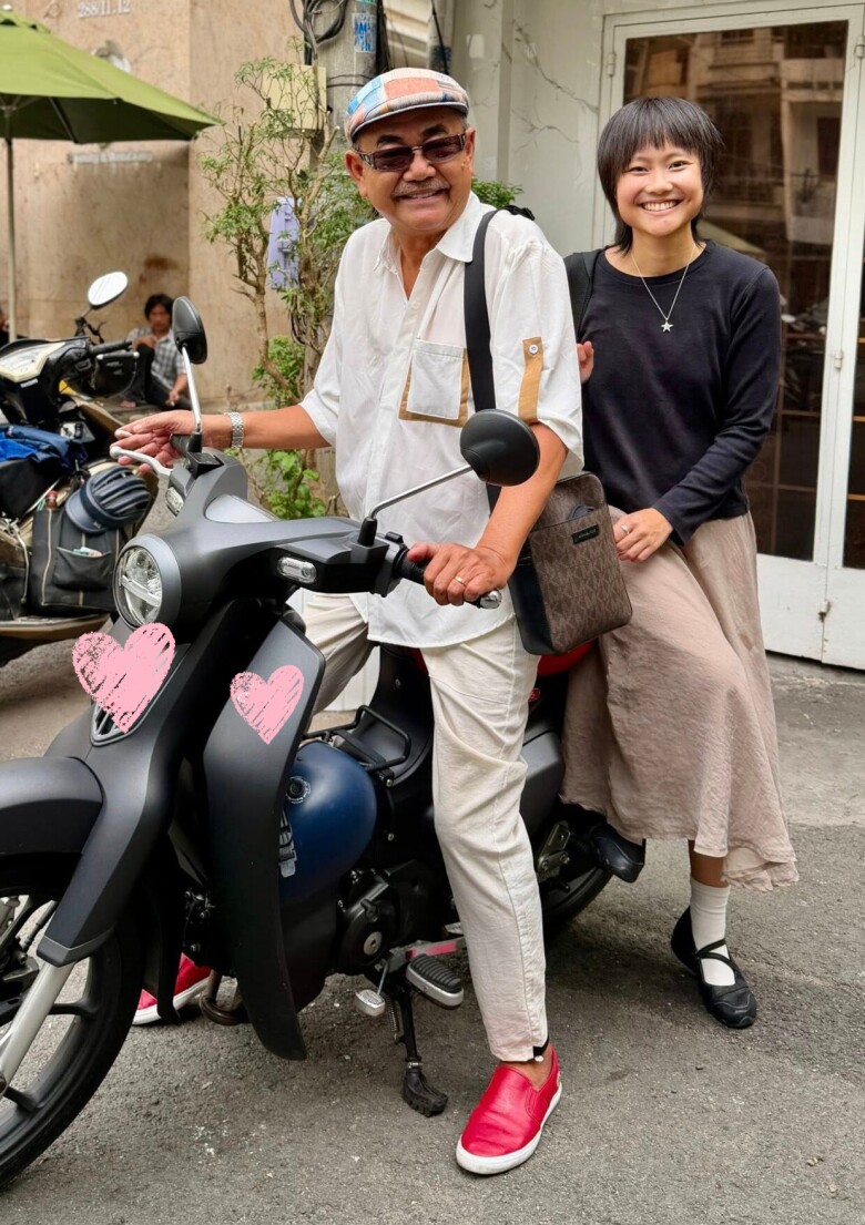 Con gái kín tiếng của NSND Việt Anh về nước thăm bố, lần đầu được gặp mặt mẹ kế trẻ tuổi - 2