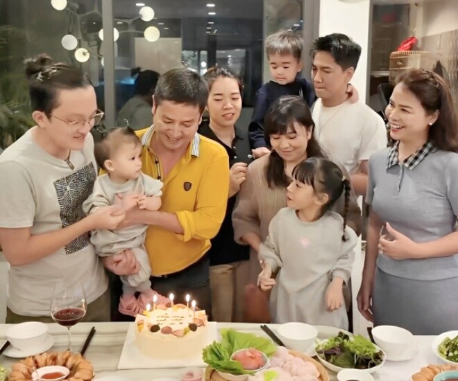 NSƯT Chí Trung đón Tết đoàn viên bên gia đình người yêu kém 18 tuổi, hòa thuận với con riêng của bạn đời - 7