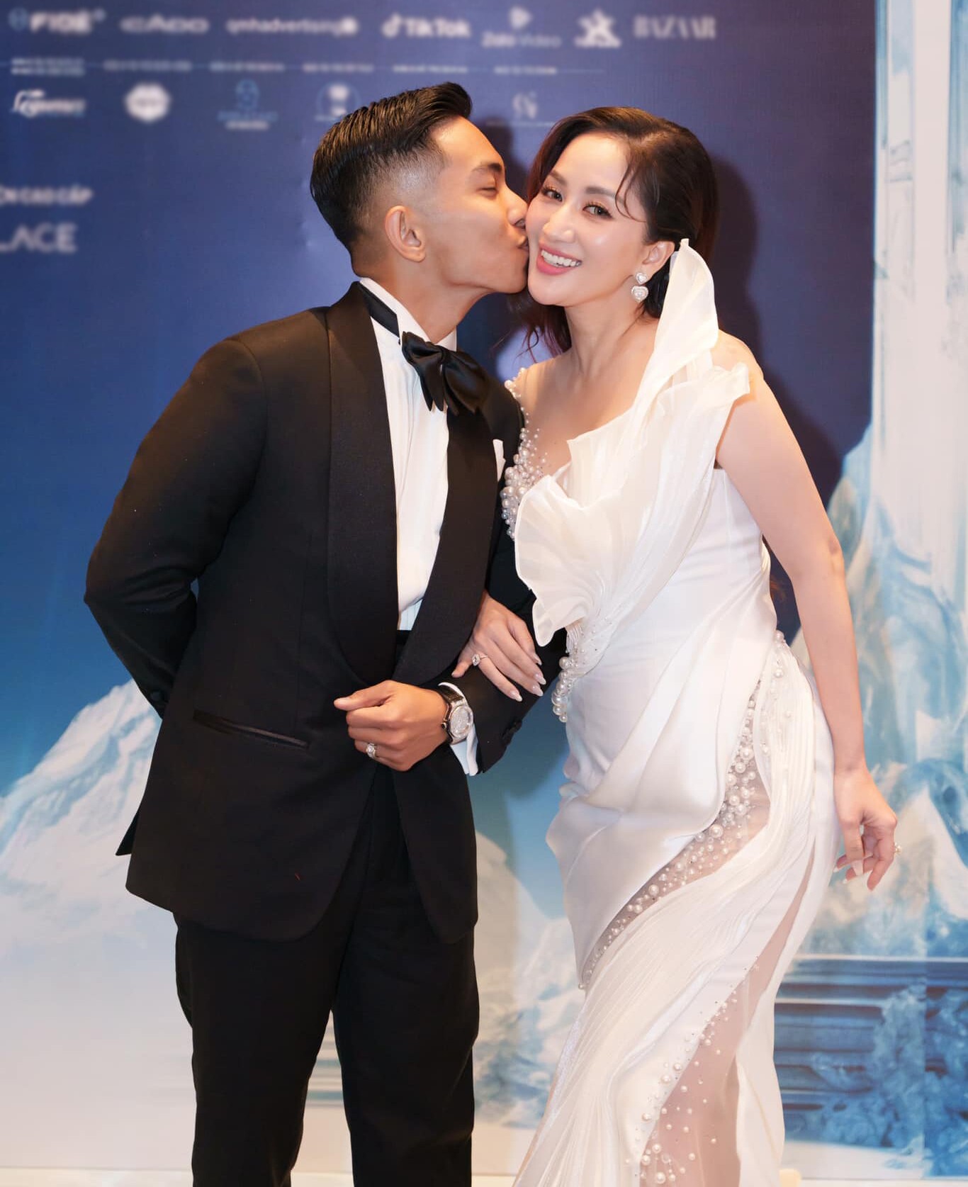 Bố mẹ chồng Khánh Thi tình tứ dự tiệc của học viện con dâu, tự hào vì có 3 cháu nội đẹp mắt - 11