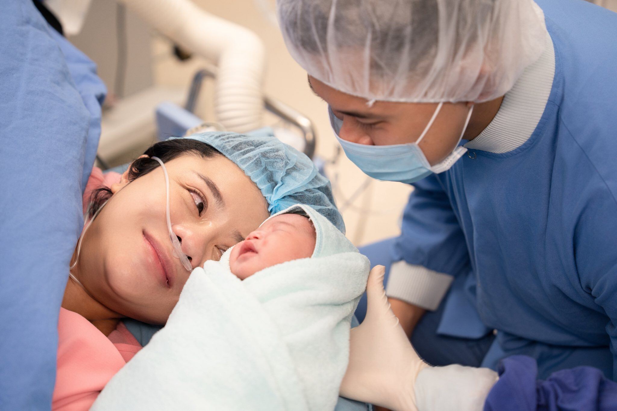 Thái Trinh sinh con đầu lòng sau 1 năm kết hôn, bật khóc nhìn "tiểu công chúa" nằm ngoan trong vòng tay bố - 2