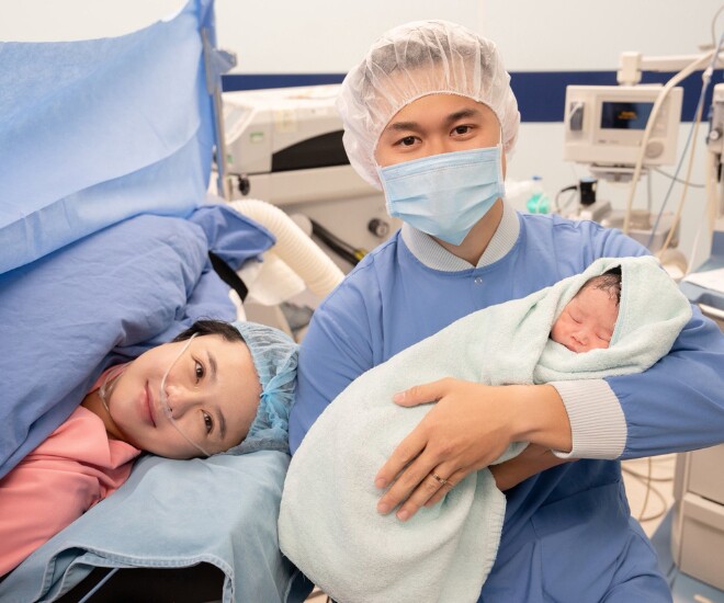 Thái Trinh sinh con đầu lòng sau 1 năm kết hôn, bật khóc nhìn "tiểu công chúa" nằm ngoan trong vòng tay bố - 1