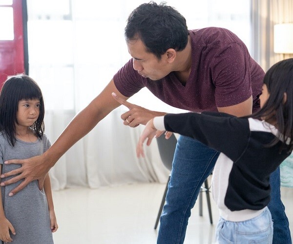 Dạy trẻ hòa giải xung đột, chuyên gia tâm lý khuyên bố mẹ đừng vội phân xử - 1