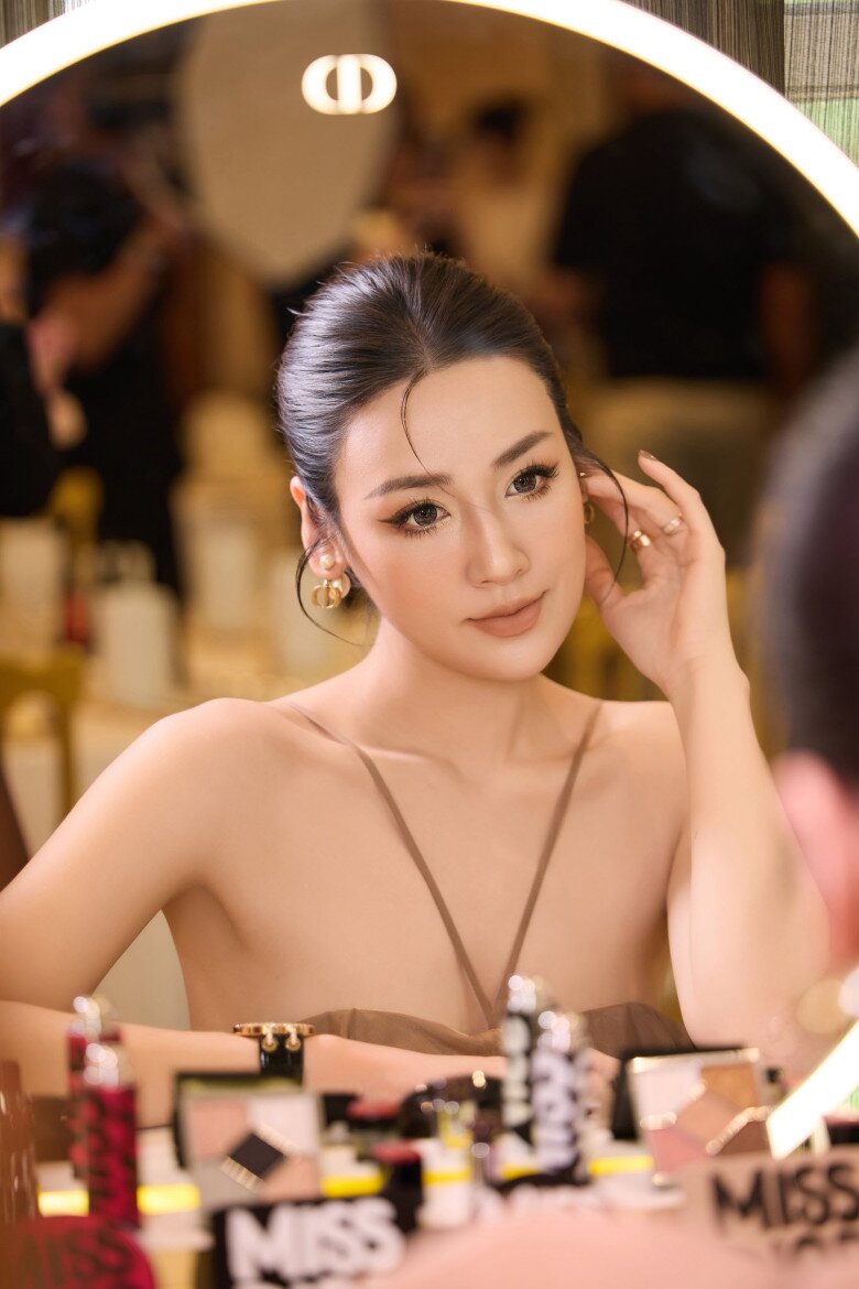 Á hậu Việt Nam sinh 2 con vẫn đẹp khó tin, thay đổi một điểm đến vợ NSND Công Lý cũng phải khen - 11