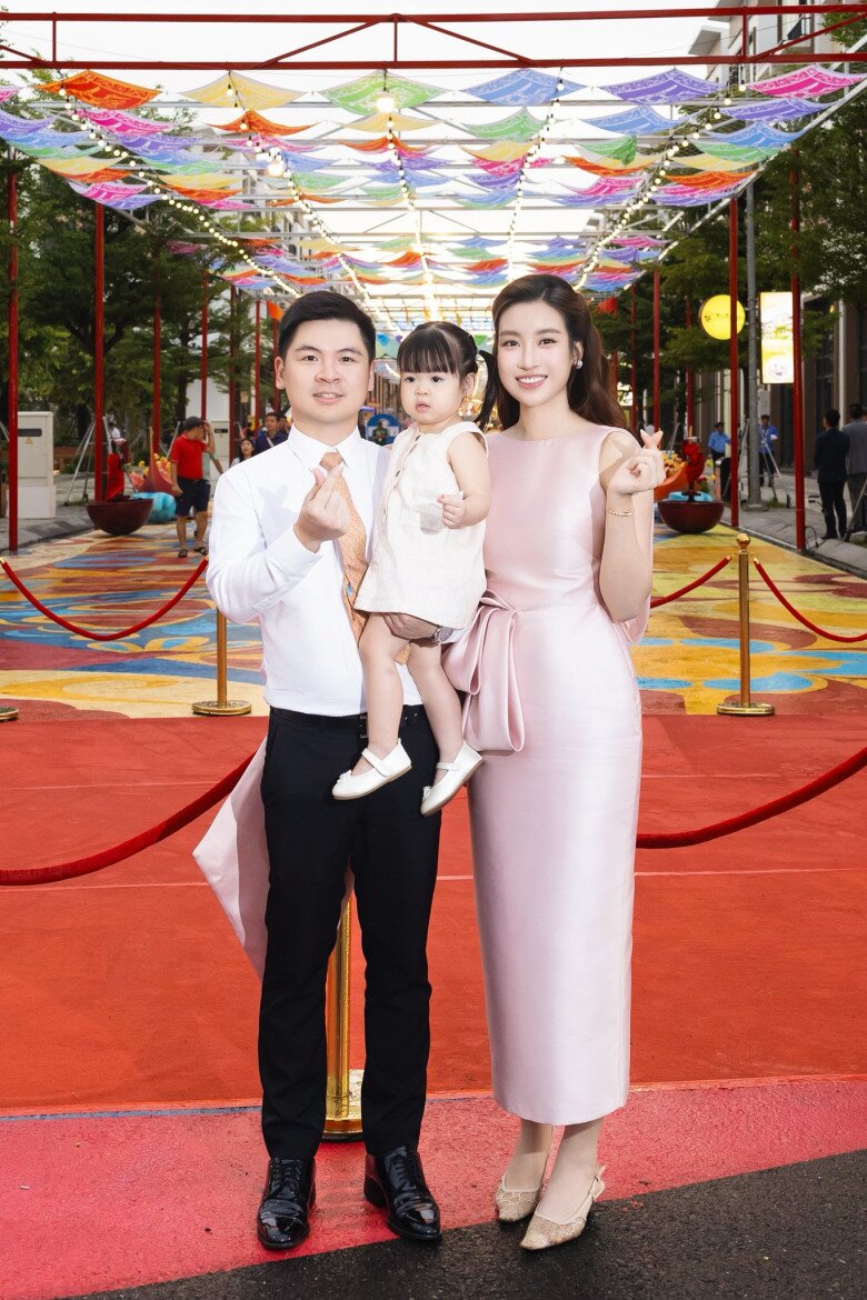 Chiếc váy khiến Đỗ Mỹ Linh vướng tin đồn &#34;có tin vui&#34; khi đi cưới Đỗ Hà - 4