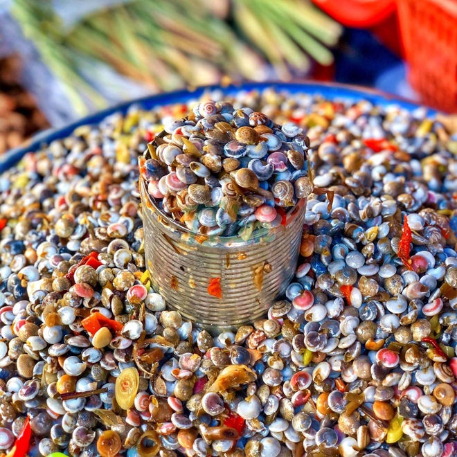 Đặc sản nhỏ xíu khiến người mua &#34;hoa mắt&#34;, xưa không ai thèm giờ được dân phố săn lùng, giá bán tính theo lon - 1