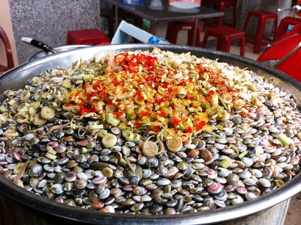 Đặc sản nhỏ xíu khiến người mua &#34;hoa mắt&#34;, xưa không ai thèm giờ được dân phố săn lùng, giá bán tính theo lon - 2