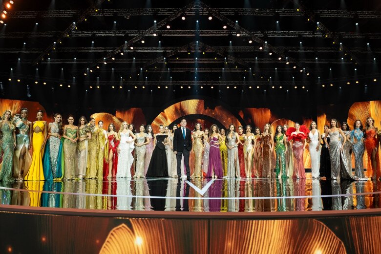 Đối thủ của Hương Giang trượt ngã trên sân khấu Miss Universe, phải rời đi bằng cáng: Tình trạng hiện tại thế nào?  - 1