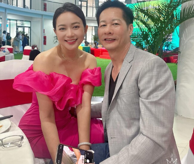 Em gái kín tiếng của Phan Như Thảo có đôi chân dài như người mẫu, ăn mặc sành điệu hơn cả chị - 1