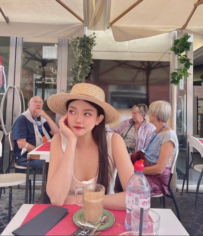 Em gái kín tiếng của Phan Như Thảo có đôi chân dài như người mẫu, ăn mặc sành điệu hơn cả chị - 6