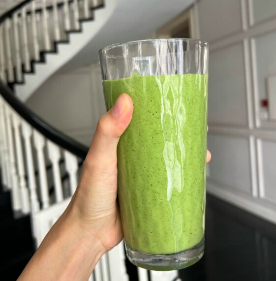 Gái Việt lấy con trai tỷ phú sinh tù tì 3 con vẫn đẹp: Mê uống 3 loại nước &#34;xanh lè&#34;, có cái còn là &#34;kem chống nắng tự nhiên&#34; - 2