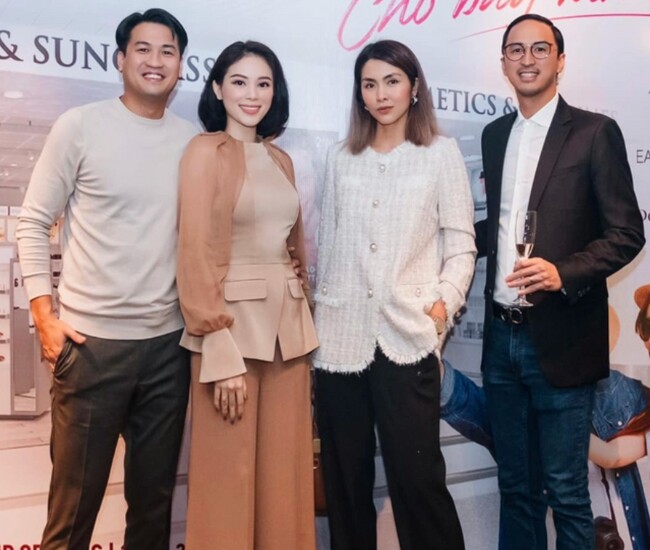 Gu ăn mặc &#34;giàu ngầm&#34; của hai con dâu nhà tỷ phú Johnathan Hạnh Nguyễn - 1