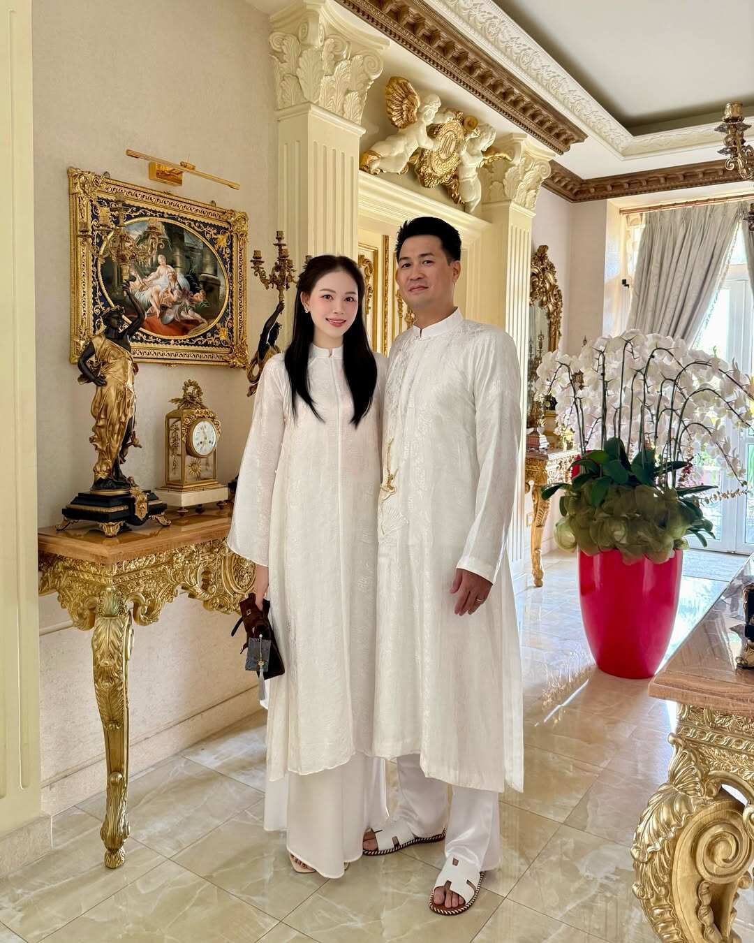 Gu ăn mặc &#34;giàu ngầm&#34; của hai con dâu nhà tỷ phú Johnathan Hạnh Nguyễn - 12