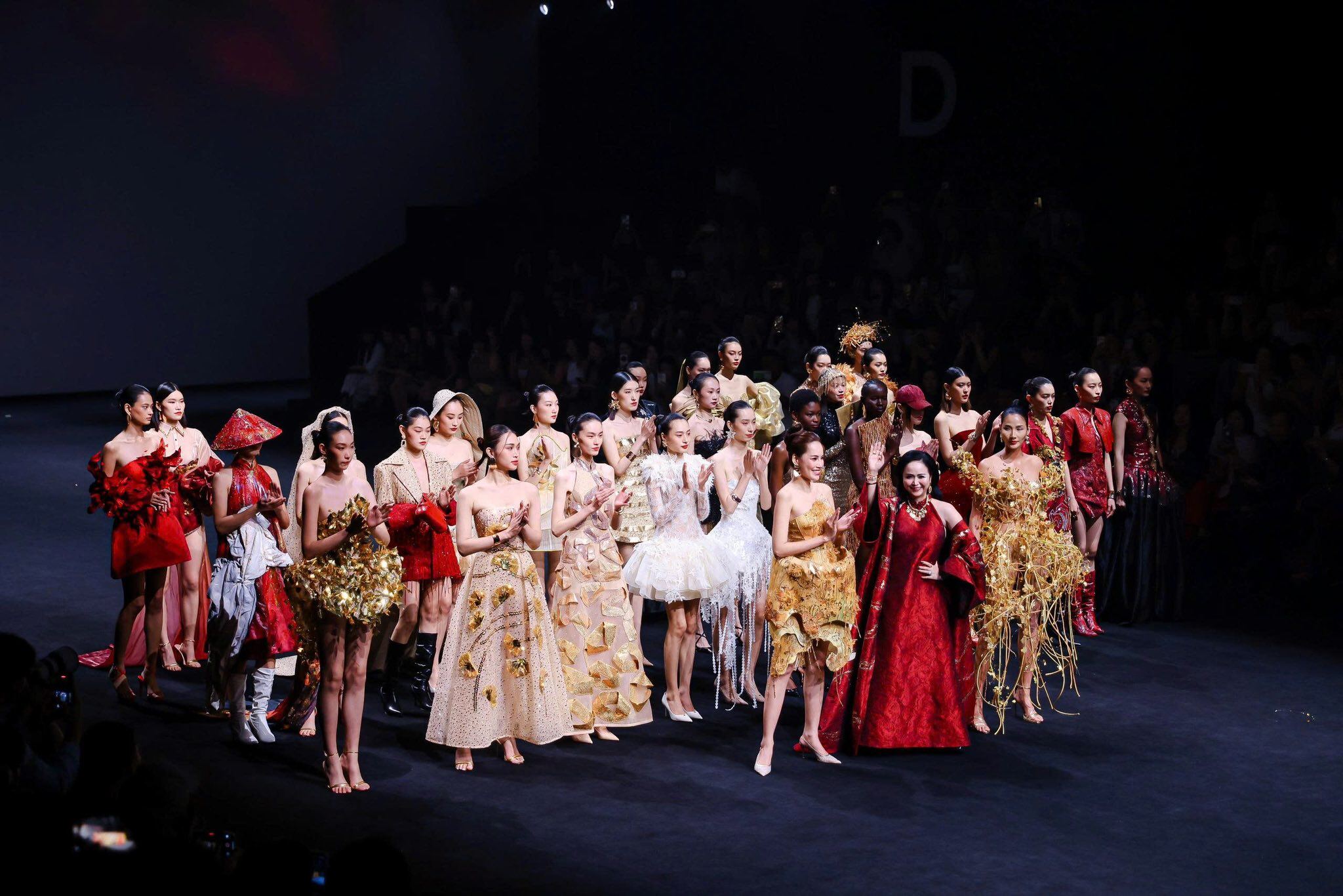 Lê Hoàng Phương làm first face, Hoàng Thùy khoe chân dài miên man trên sàn diễn Shanghai Fashion Week - 9