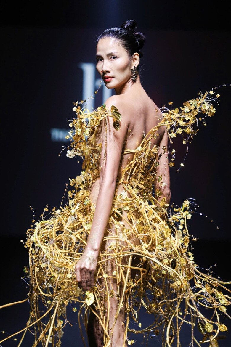 Lê Hoàng Phương làm first face, Hoàng Thùy khoe chân dài miên man trên sàn diễn Shanghai Fashion Week - 2