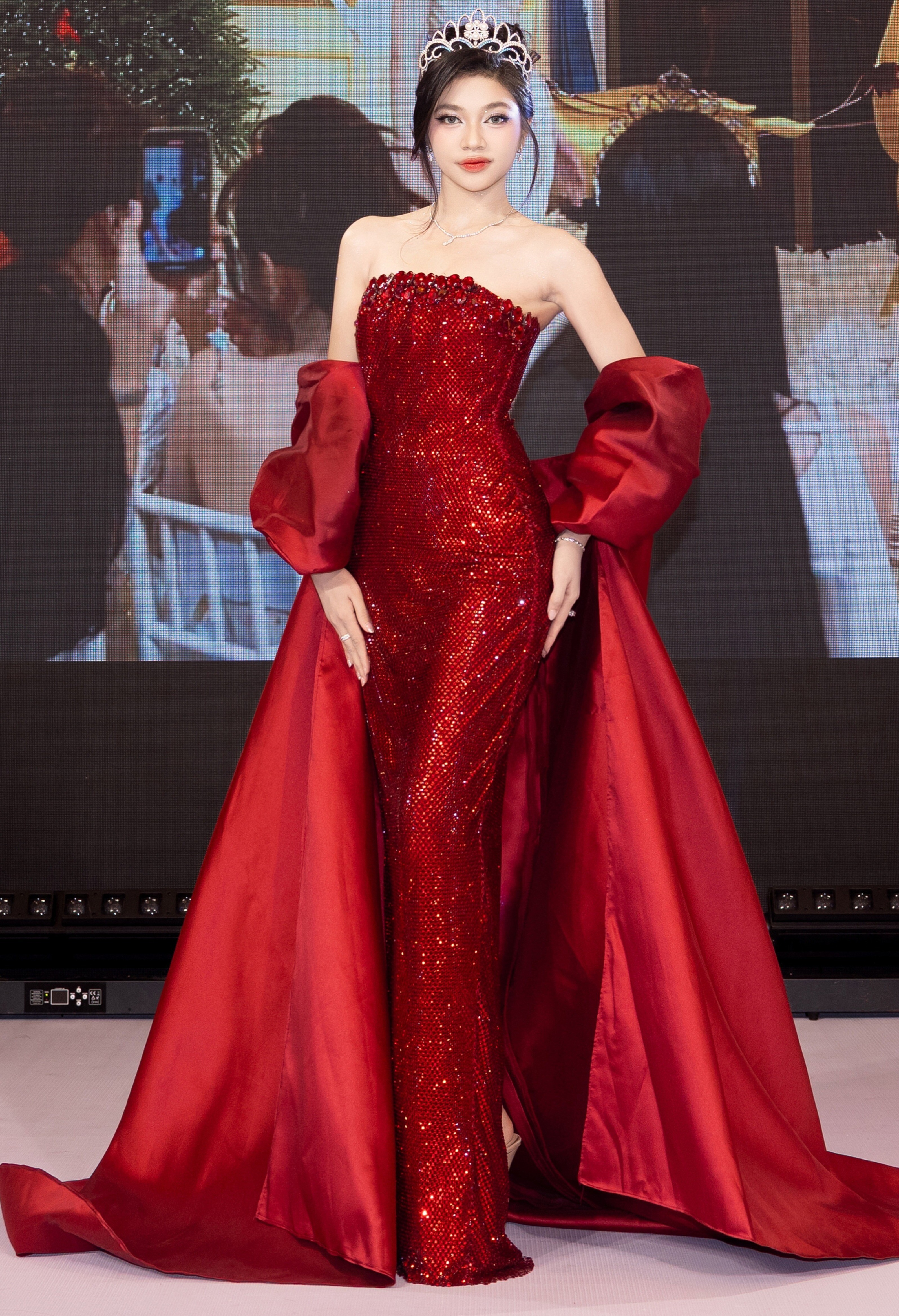 Hoa hậu Ý Nhi lộ nhan sắc thật ngày cuối nhiệm kỳ, đi làm thêm ở Úc tiết kiệm 30 triệu đồng/tháng - 3