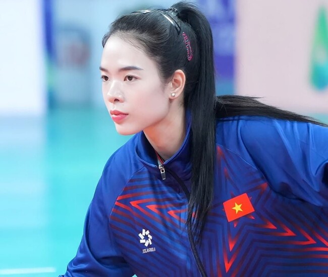 "Hoa khôi bóng chuyền" cầm cờ cho đoàn Việt Nam tại SEA Games 33: Cao 1m80, ngỡ ngàng nhan sắc đời thường - 1