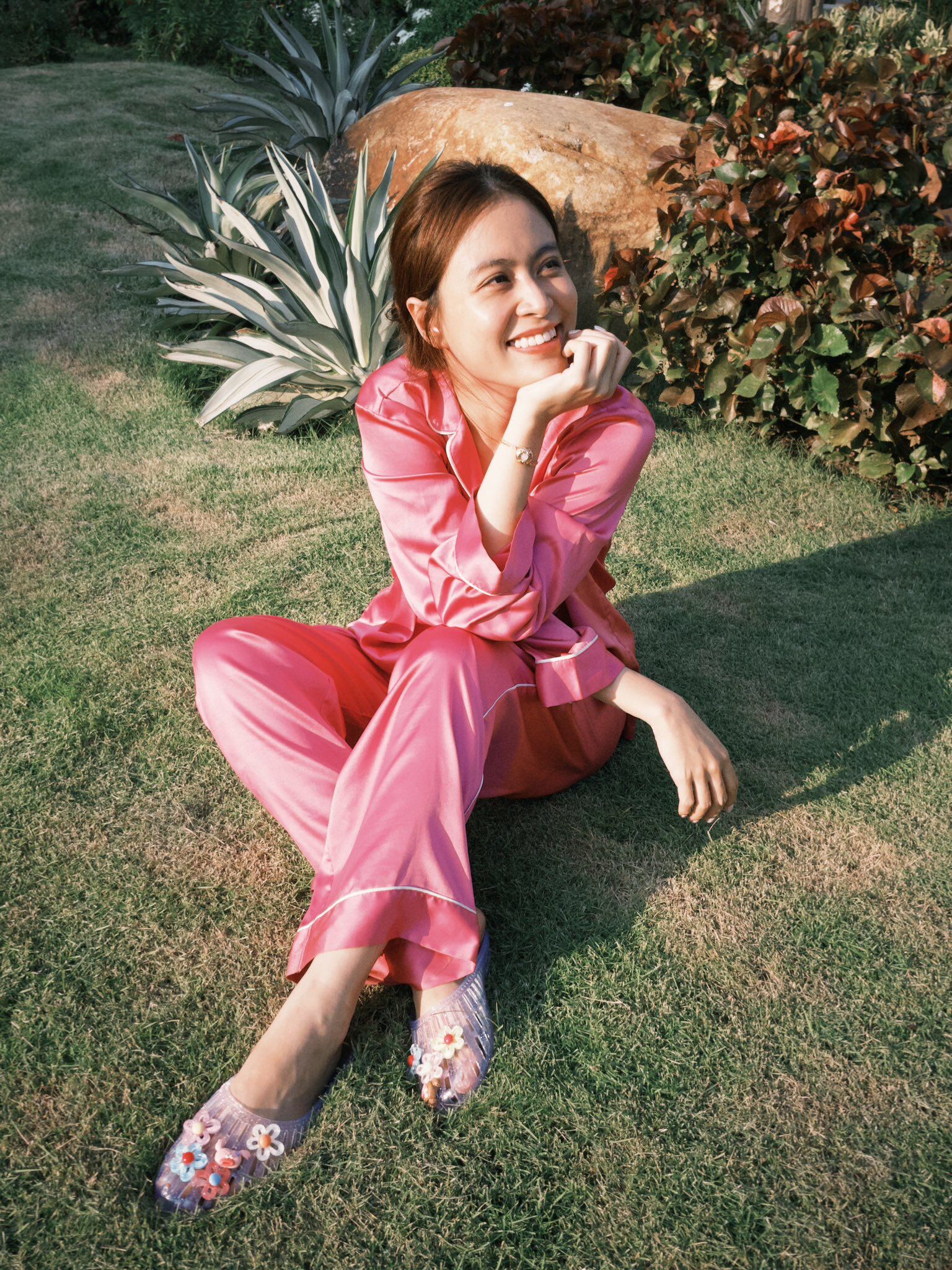 Hoàng Thùy Linh U40 vẫn đẹp mơn mởn nhờ hai loại "nước thần" 1 vàng - 1 xanh  - 4