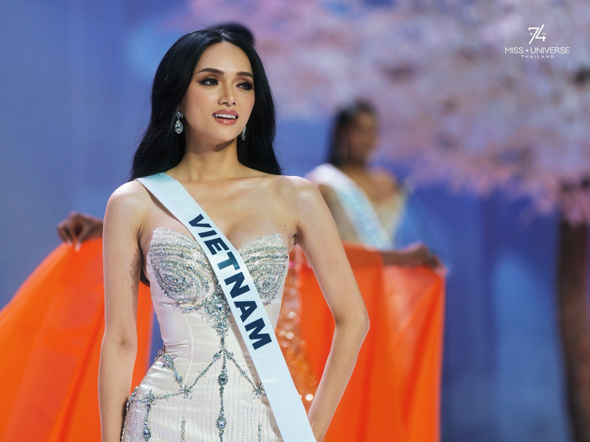 Hương Giang đang khiến cõi mạng "dậy sóng" tại Miss Universe, netizen gợi nhớ đến một nàng hậu quốc dân - 1