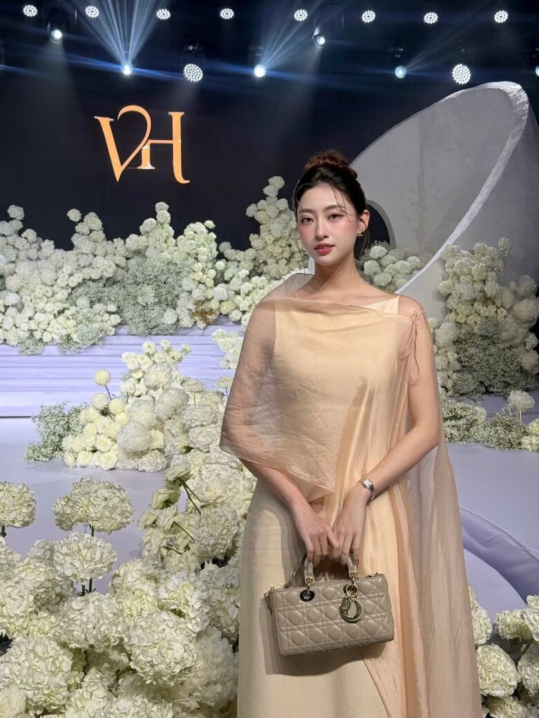 Không còn mê hở bạo khi dự đám cưới, Lương Thùy Linh giờ đã khác! - 2