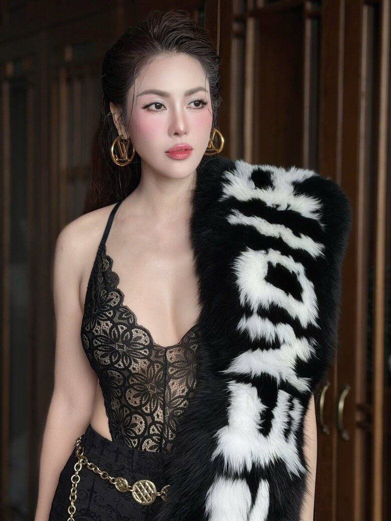 Mẹ 3 con mặc đồ bó sát khoe đường cong chữ S đẹp hút hồn, bí quyết vỏn vẹn 2 từ tưởng dễ nhưng khó làm - 8