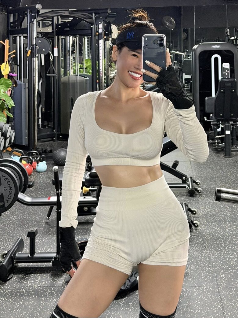 Mẹ 3 con mặc đồ bó sát khoe đường cong chữ S đẹp hút hồn, bí quyết vỏn vẹn 2 từ tưởng dễ nhưng khó làm - 3