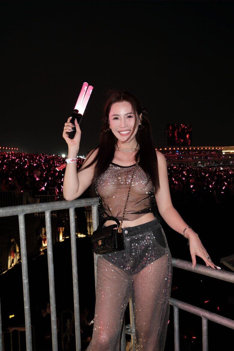 Mẹ 3 con mặc đồ bó sát khoe đường cong chữ S đẹp hút hồn, bí quyết vỏn vẹn 2 từ tưởng dễ nhưng khó làm - 7