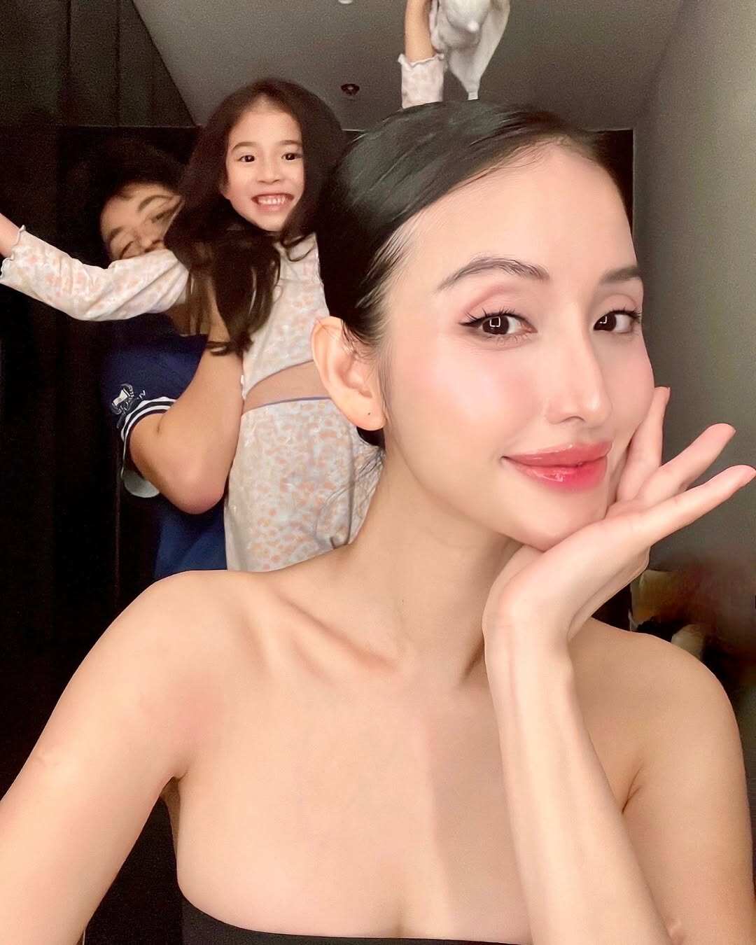 Mẹ đơn thân lấy &#34;hồng hài nhi&#34; được tặng kim cương size khủng, U40 sở hữu vòng eo đẹp hơn Ngọc Trinh - 9