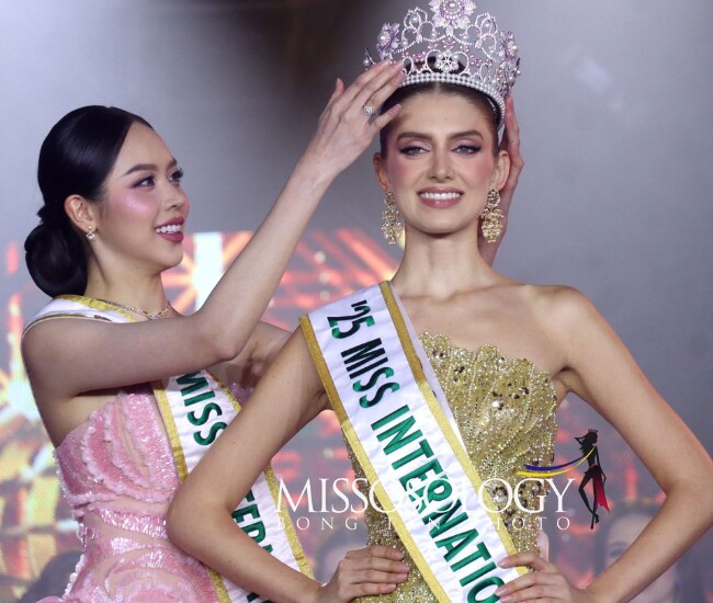 Miss International 2025 visual như &#34;xé truyện bước ra&#34;, gu ăn mặc &#34;chanh sả&#34; khó ai bằng  - 1
