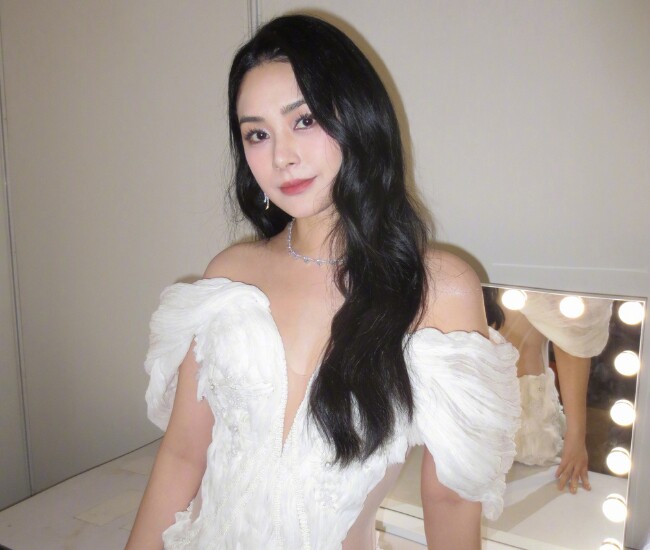 Mỹ nhân cổ trang đẹp nhất showbiz 44 tuổi vẫn eo thon, giảm 12kg nhờ &#34;siêu thực phẩm&#34; màu tím rẻ bèo, bán đầy ở chợ Việt Nam - 1