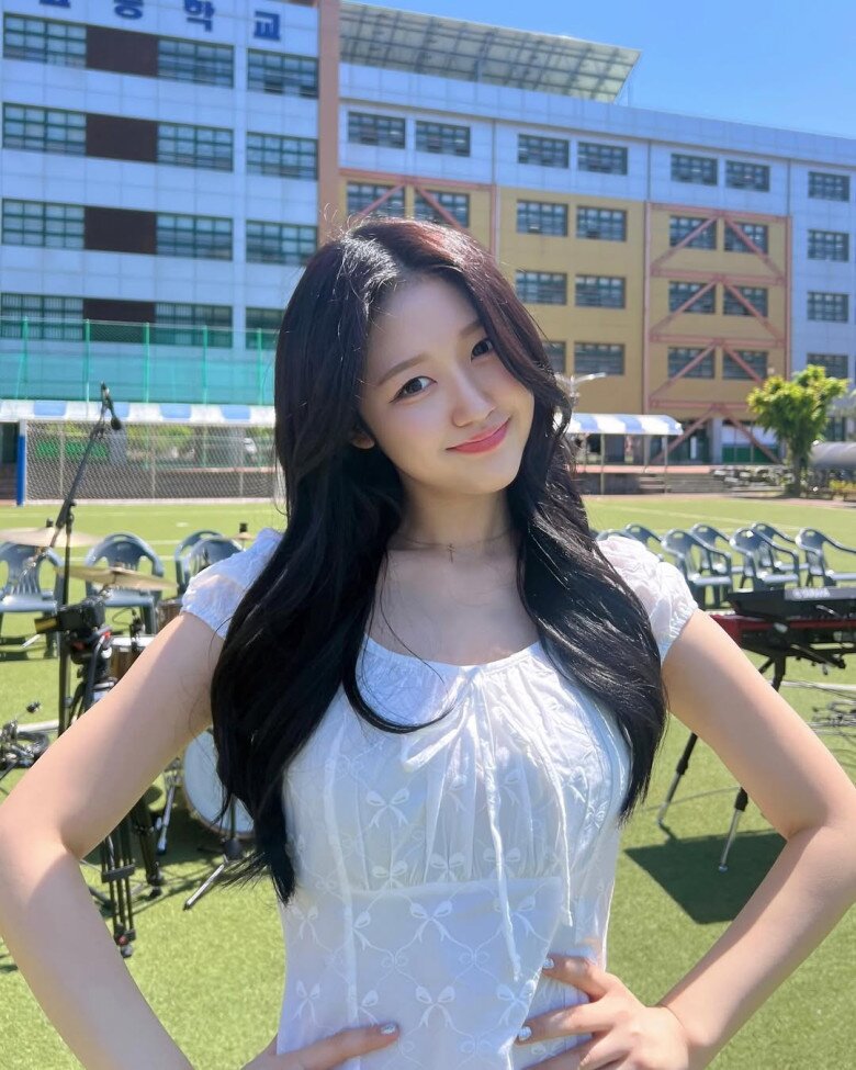 Mỹ nhân đăng quang Hoa hậu khi mới 17 tuổi: Nhan sắc như &#34;búp bê sống&#34;, đời thường ăn diện như &#34;sách mẫu&#34; - 2