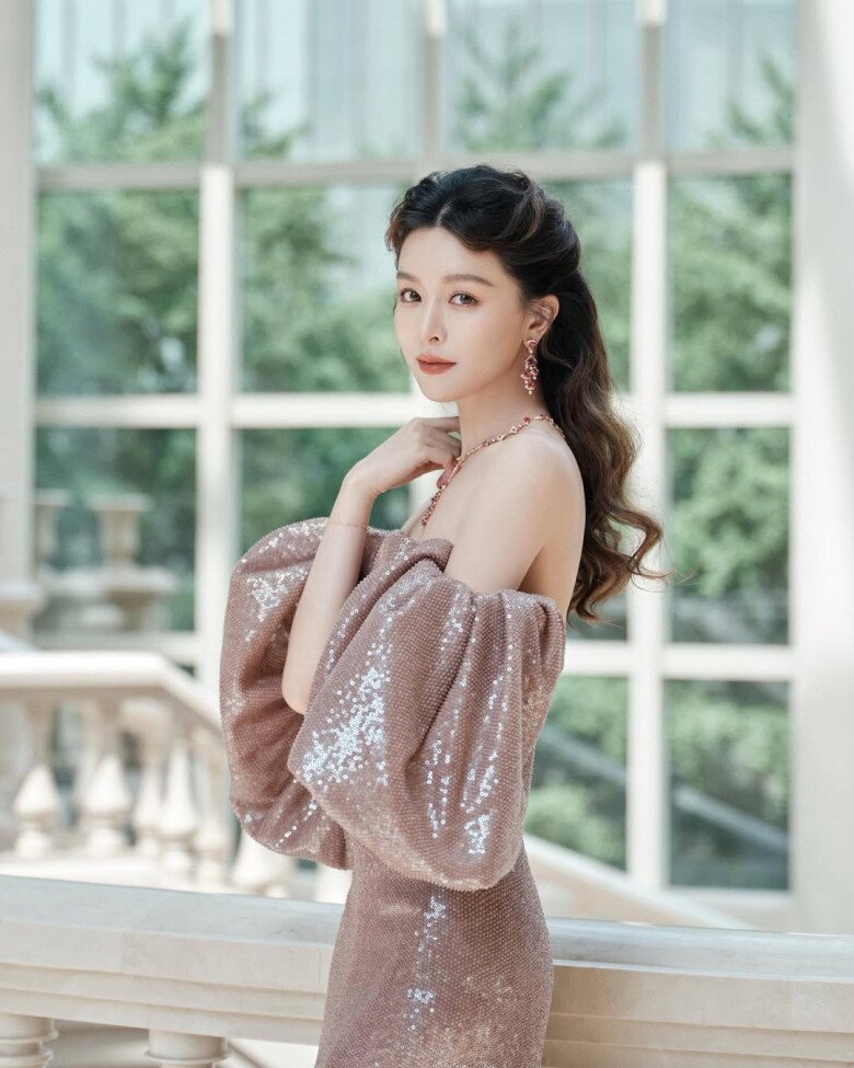 Mỹ nhân đẹp soán ngôi Lưu Diệc Phi là &#34;dâu hào môn&#34; giàu có, tuổi 37 &#34;trẻ mãi không già&#34; nhờ 2 món rẻ bèo - 2