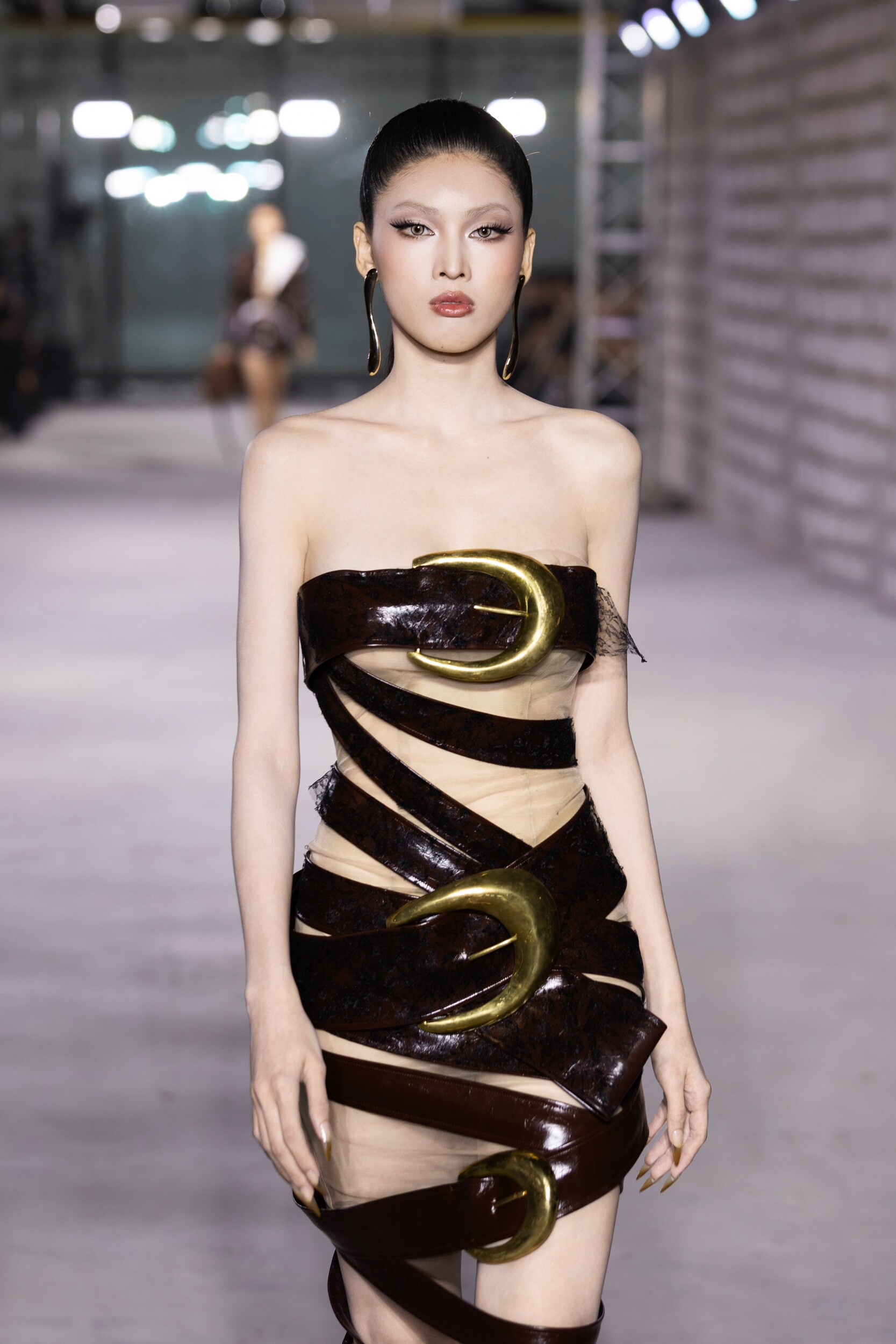 Ngọc Trinh "tình tứ" bên trai đẹp, Hòa Minzy hở bạo chưa từng thấy - 13