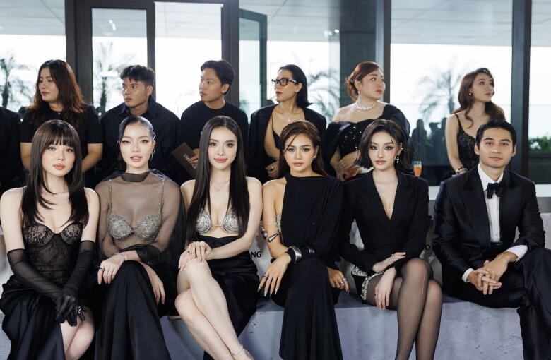 Ngọc Trinh "tình tứ" bên trai đẹp, Hòa Minzy hở bạo chưa từng thấy - 12