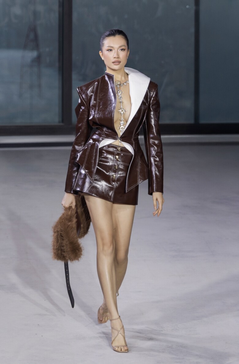 Ngọc Trinh "tình tứ" bên trai đẹp, Hòa Minzy hở bạo chưa từng thấy - 11