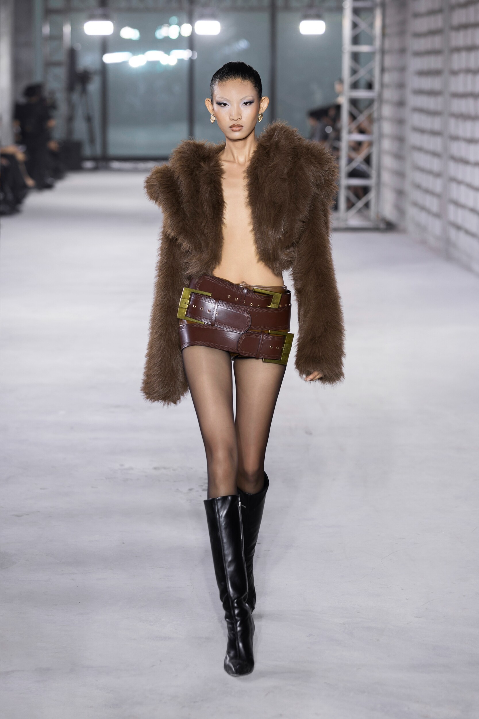 Ngọc Trinh "tình tứ" bên trai đẹp, Hòa Minzy hở bạo chưa từng thấy - 14