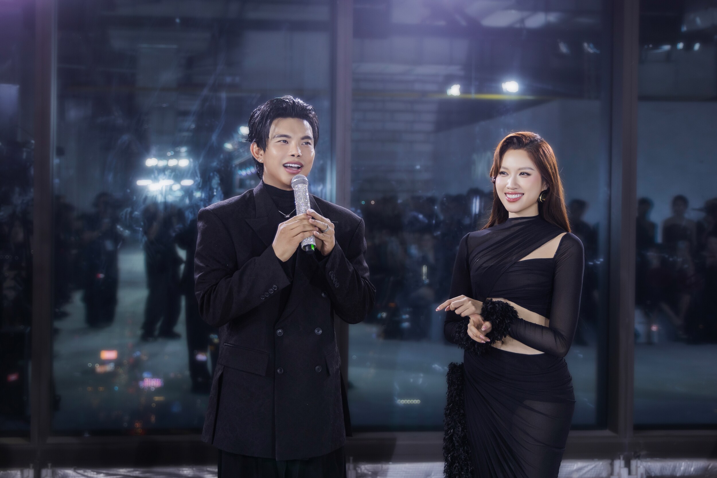 Ngọc Trinh "tình tứ" bên trai đẹp, Hòa Minzy hở bạo chưa từng thấy - 15