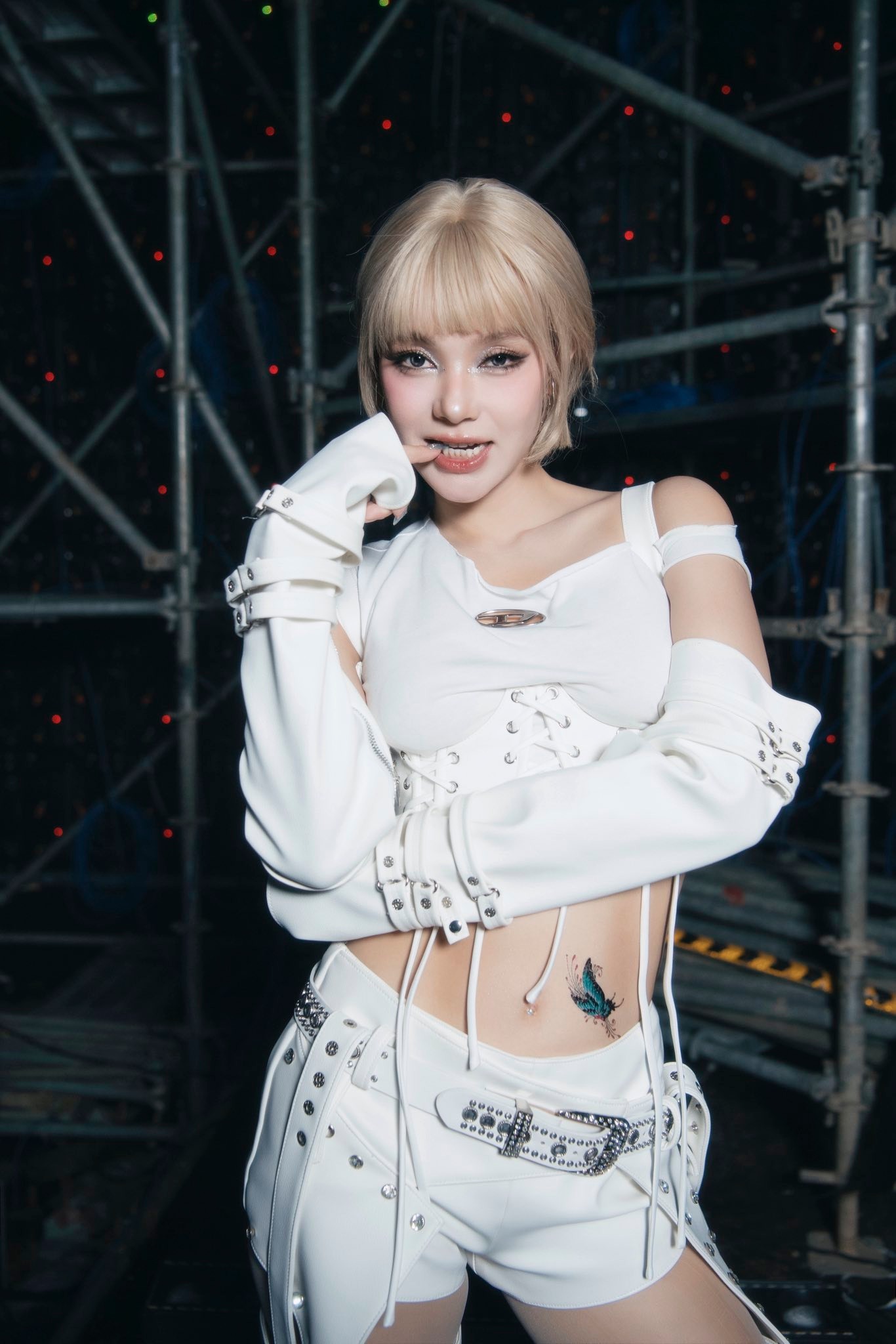 "Đệ nhất mỹ nhân Sài thành" lấy đại gia hơn 10 tuổi có cả "kho đồ hiệu", mê chiếc túi giống Hoa hậu Jennifer Phạm - 14