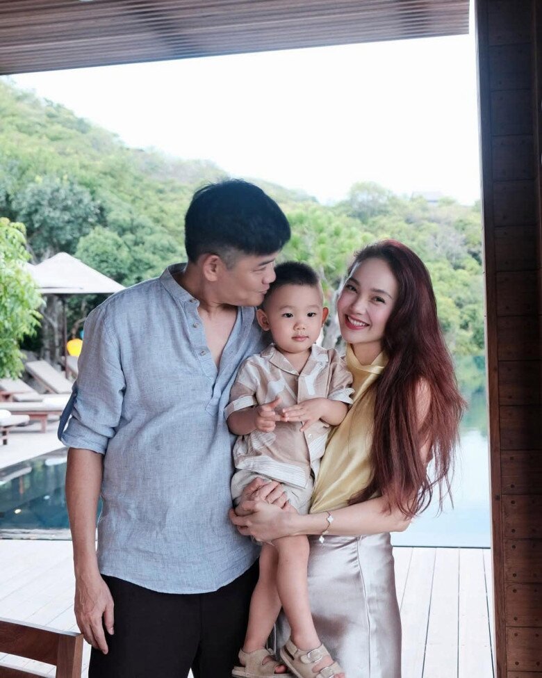 "Đệ nhất mỹ nhân Sài thành" lấy đại gia hơn 10 tuổi có cả "kho đồ hiệu", mê chiếc túi giống Hoa hậu Jennifer Phạm - 2