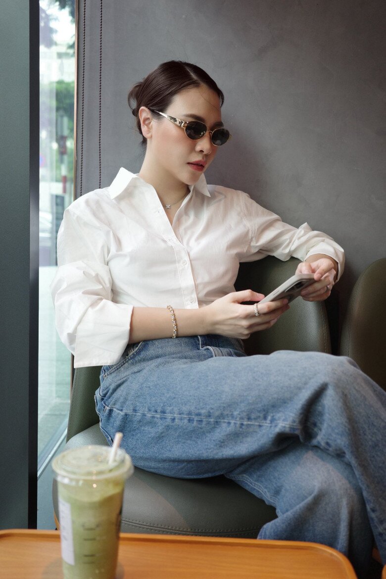 Ở biệt thự bề thế, lái siêu xe trăm tỷ, vợ Cường Đô La khéo mặc kiểu áo tưởng đơn giản mà lại &#34;chanh sả&#34; chuẩn phu nhân hào môn  - 2